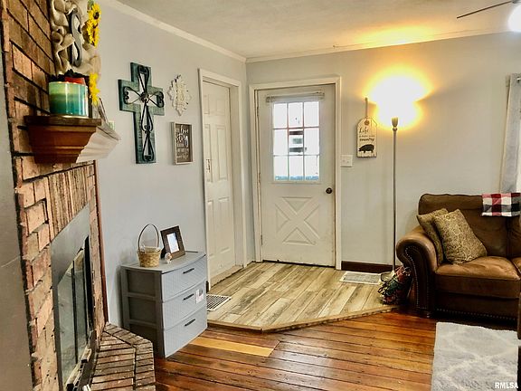 4th image of 212 E Blackburn St