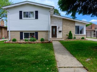 8458 W Madison Dr, Niles, IL 60714