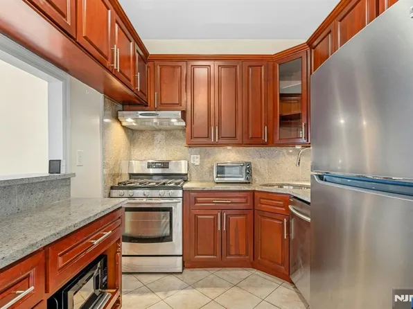2000 Linwood Ave APT 23N, Fort Lee, NJ 07024