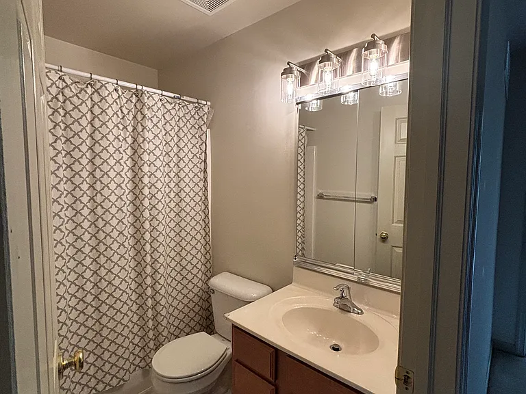 Upstairs Full Bathroom