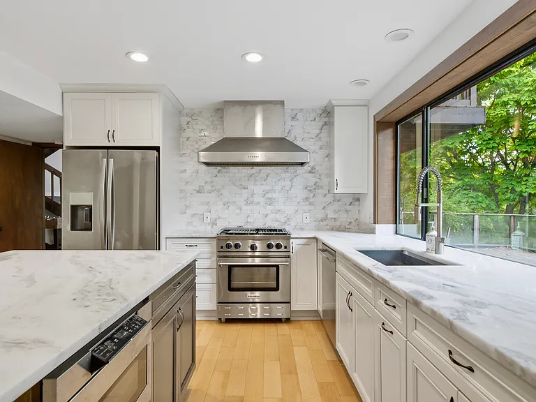 6730 W Mercer Way — Photo 2