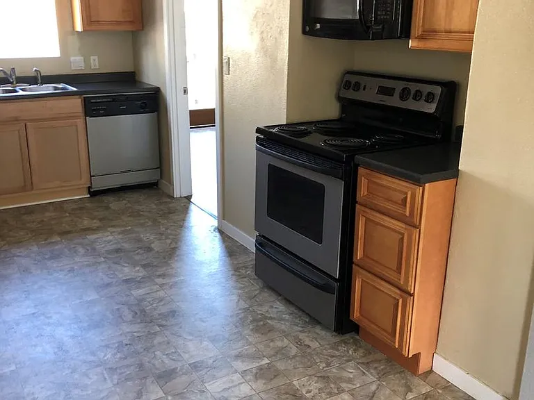 1646 SE Hamilton St — Photo 4