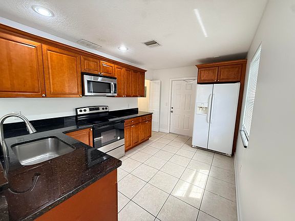 5th image of 3438 SE Iris St