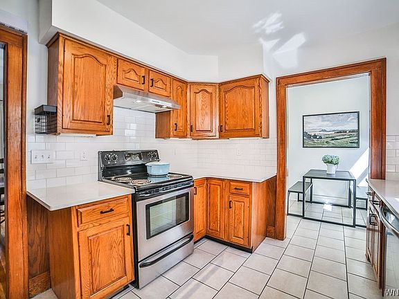 3rd image of 327 Stillwell Ave