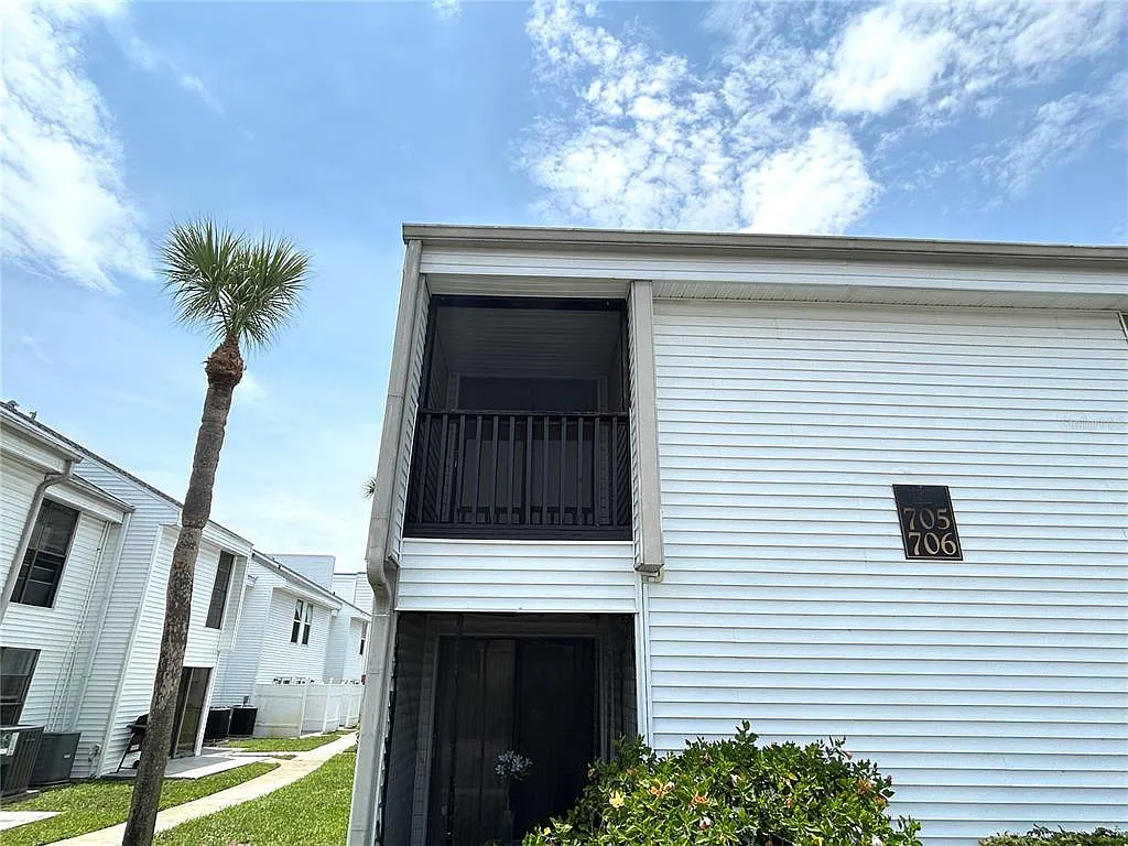 3 bed, 2.0 bath, 1010 sqft, $1,900 — Photo 2