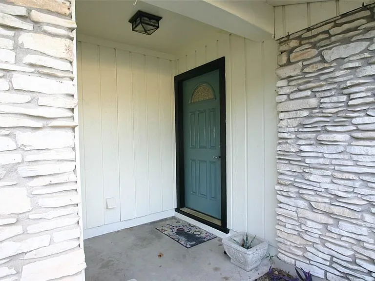 6702 Isabelle Dr — Photo 2