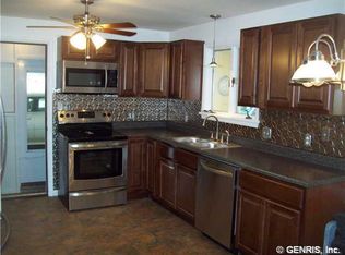 77 Highledge Dr, Penfield, NY 14526