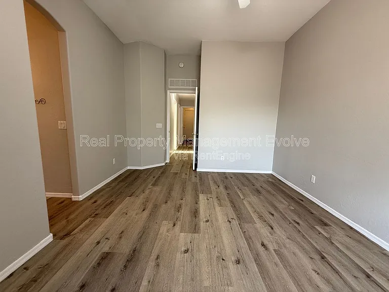 1516 E Bowker St — Photo 14