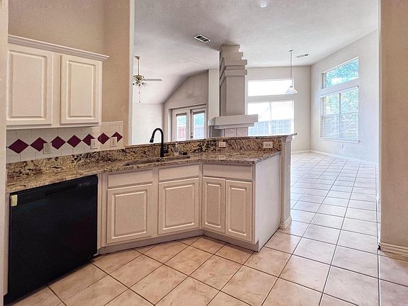 5th image of 2828 Bradford Oaks Dr