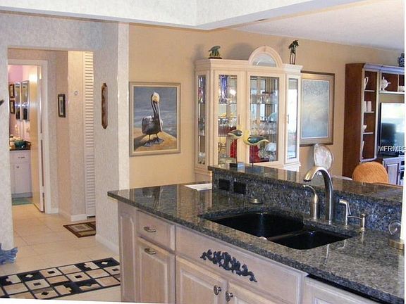 5th image of 100 Bluff View Dr APT 106C