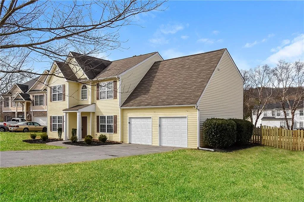 3 bed, 2.5 bath, 2356 sqft, $2,310 — Photo 2