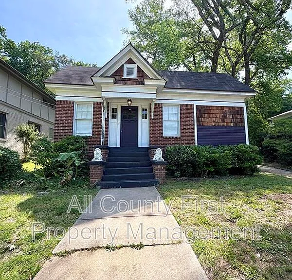 980 Woodland Ave SE — Photo 1