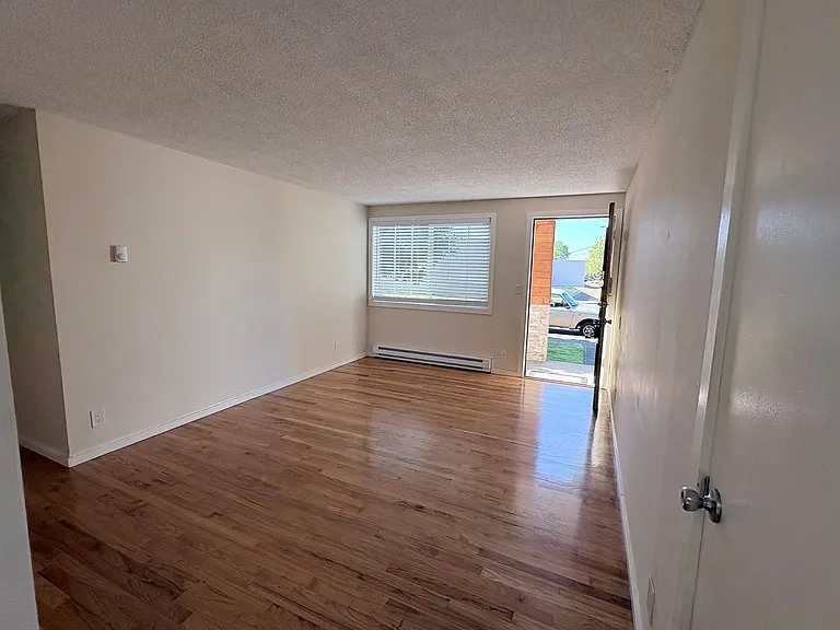 C2402 - Maple Court Apartments — Photo 2