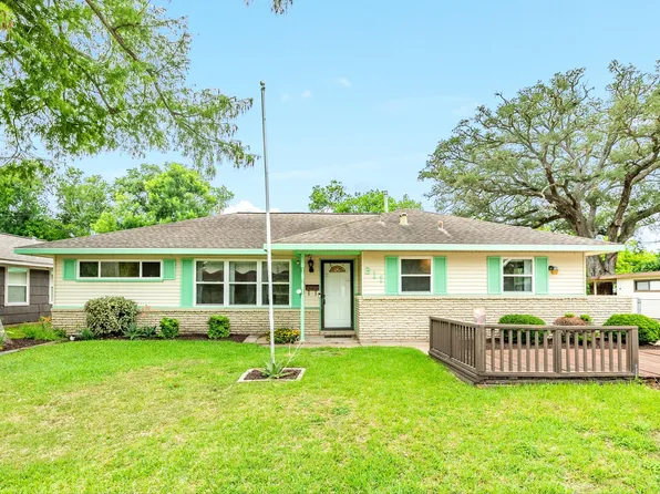 311 Carnation St, Lake Jackson, TX 77566