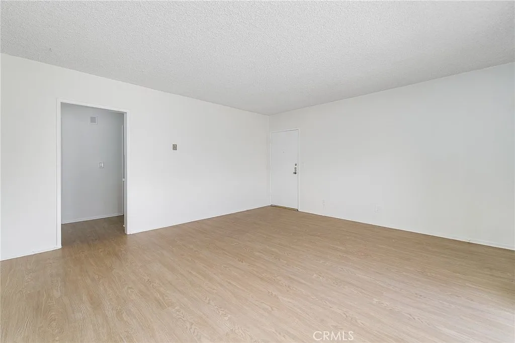 2 bed, 1000 sqft, $3,650 — Photo 2