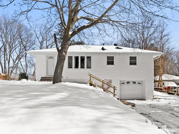 305 Greystone Ave N, Oakdale, MN 55128