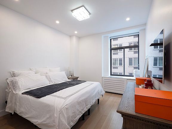 5th image of 310 E 23rd St APT 4D