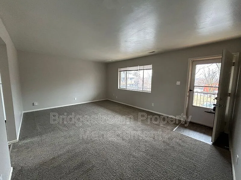 2 bed, 1.0 bath, $850 — Photo 2