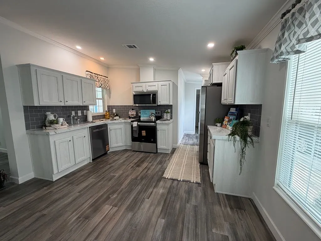 3 bed, 2.0 bath, 1042 sqft, $1,499 — Photo 2