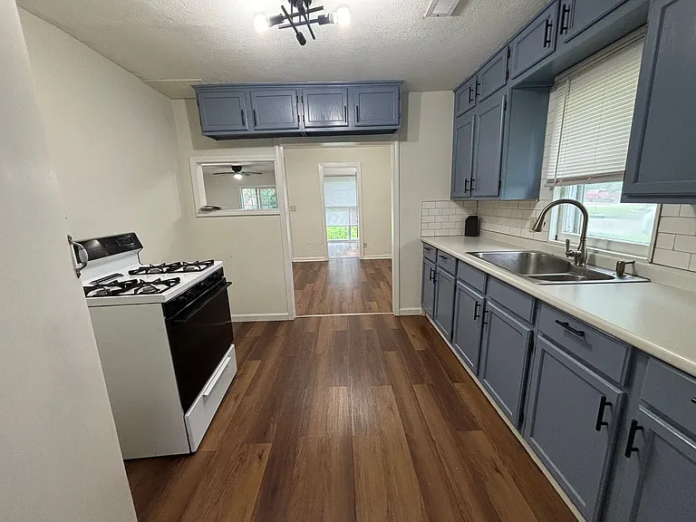 1102 S Millwood Ave — Photo 2