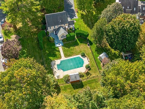 4th image of 20 Country Farm Rd