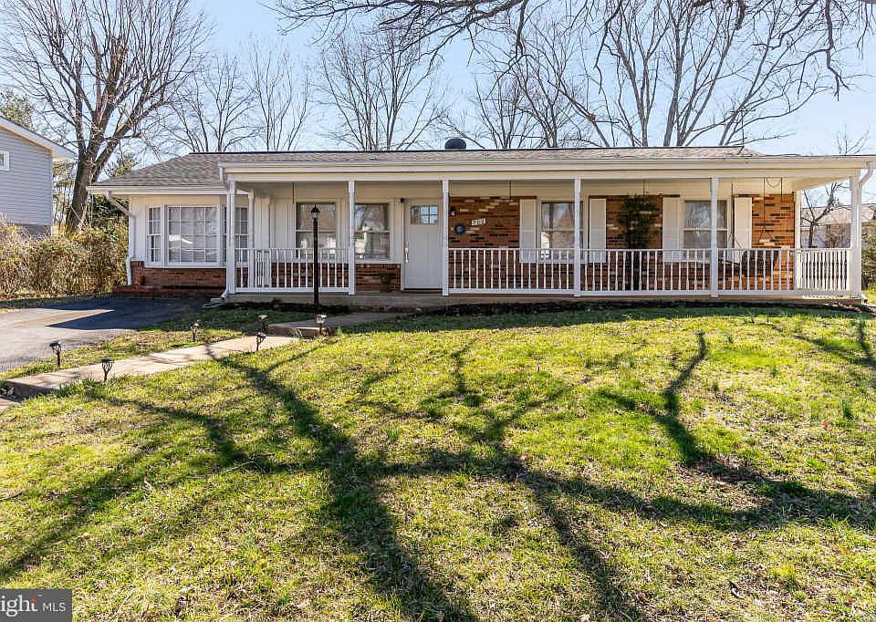 1st image of 702 E Dickenson Ct