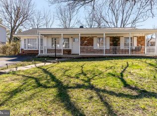 702 E Dickenson Ct, Sterling, VA 20164