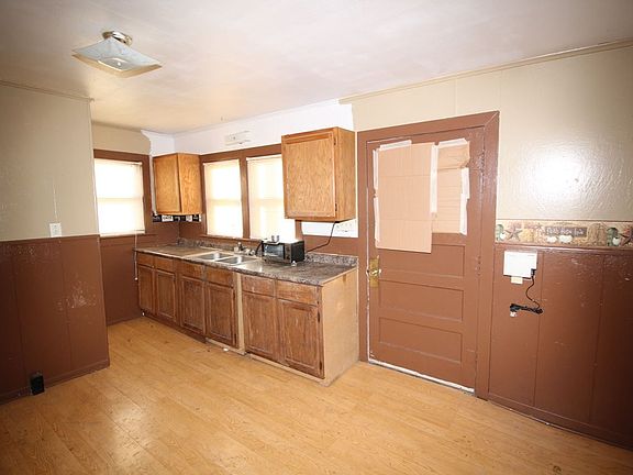 4th image of 216 E Kellogg Ave