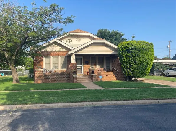 708 S 8th St, Clinton, OK 73601