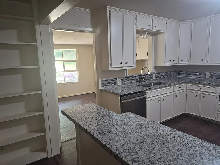 2512 Sheryl Ln — Photo 5