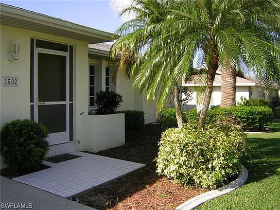 3rd image of 1502 SW 52nd Ter