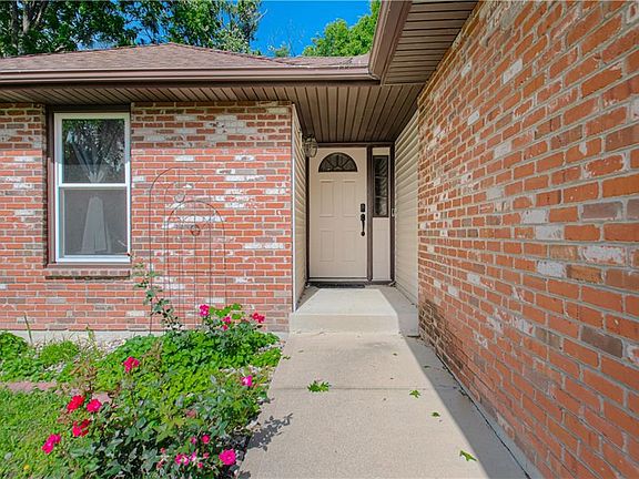 5th image of 304 Zoe St