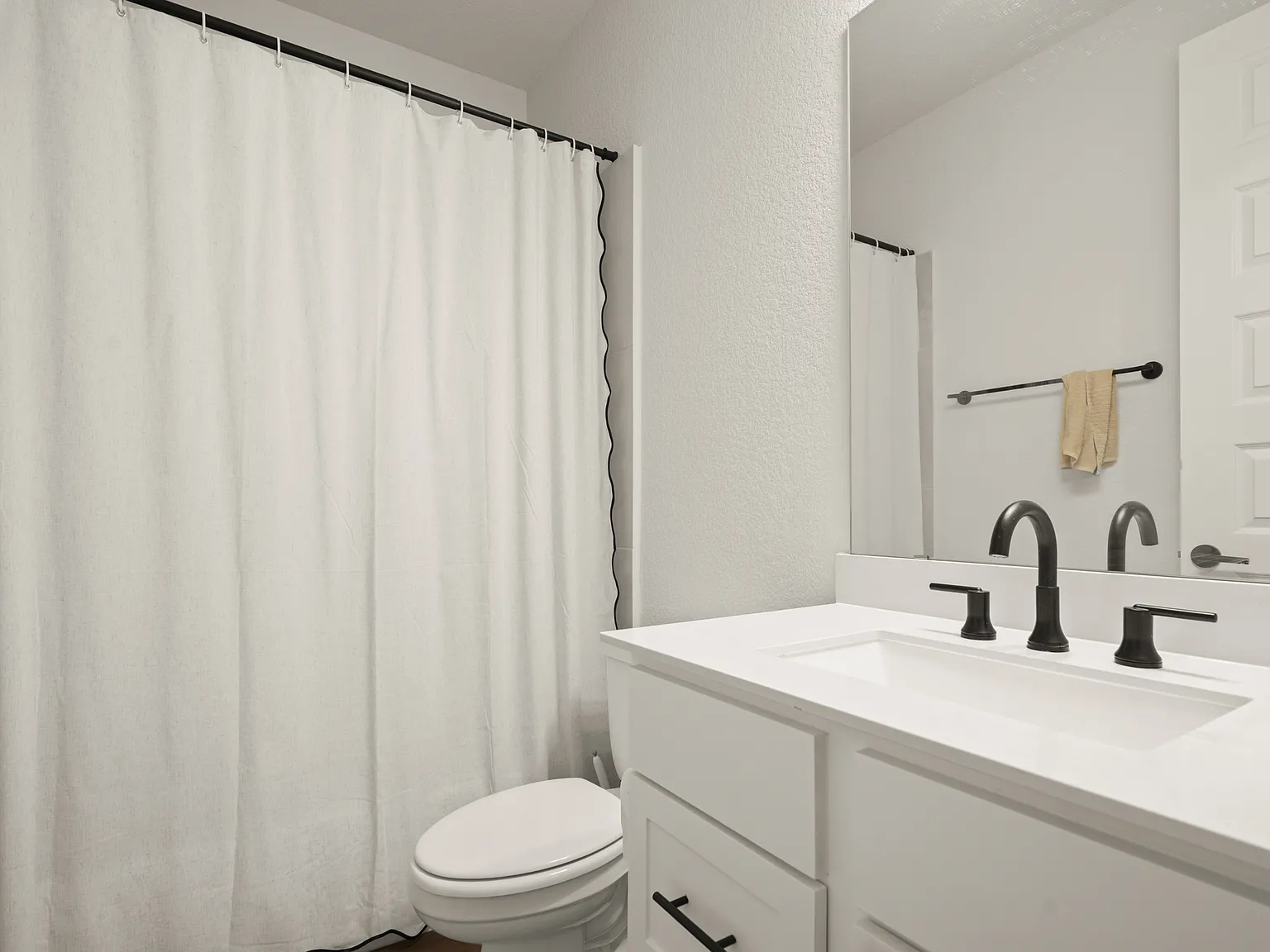 4 bed, 2638 sqft, $2,850 — Photo 4