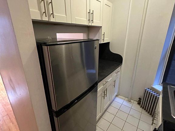 4th image of 237 W 18th St APT 2RE