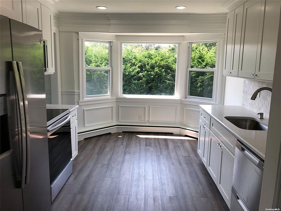 Kitchen w/ stainless steal appliances
Breakfast nook overlooks fenced private yard