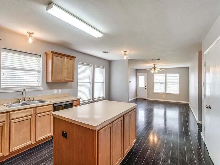 1213 Toledo Bend Dr — Photo 4