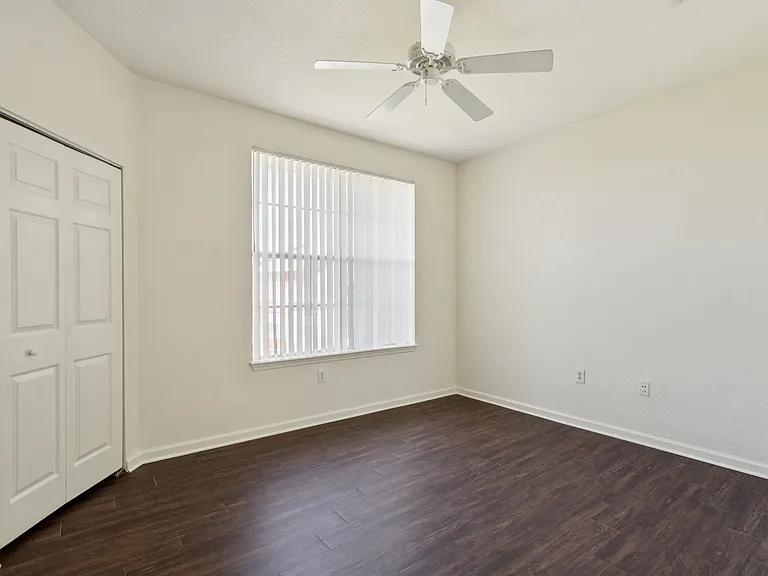 Bedroom w/ Closet