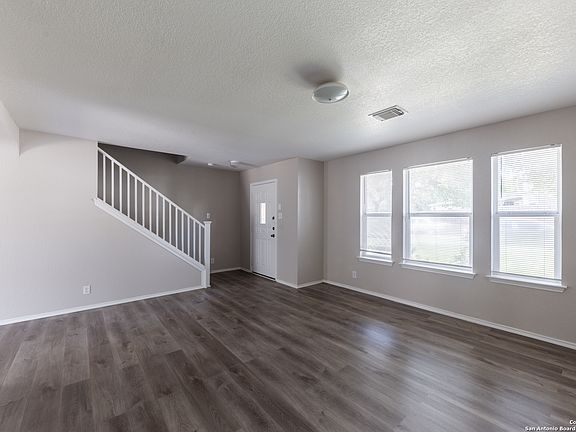 2nd image of 806 EMPRESARIO DR