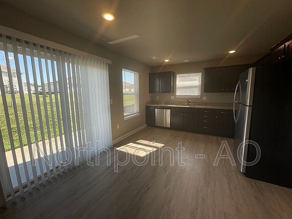 5th image of 213 Lily St
