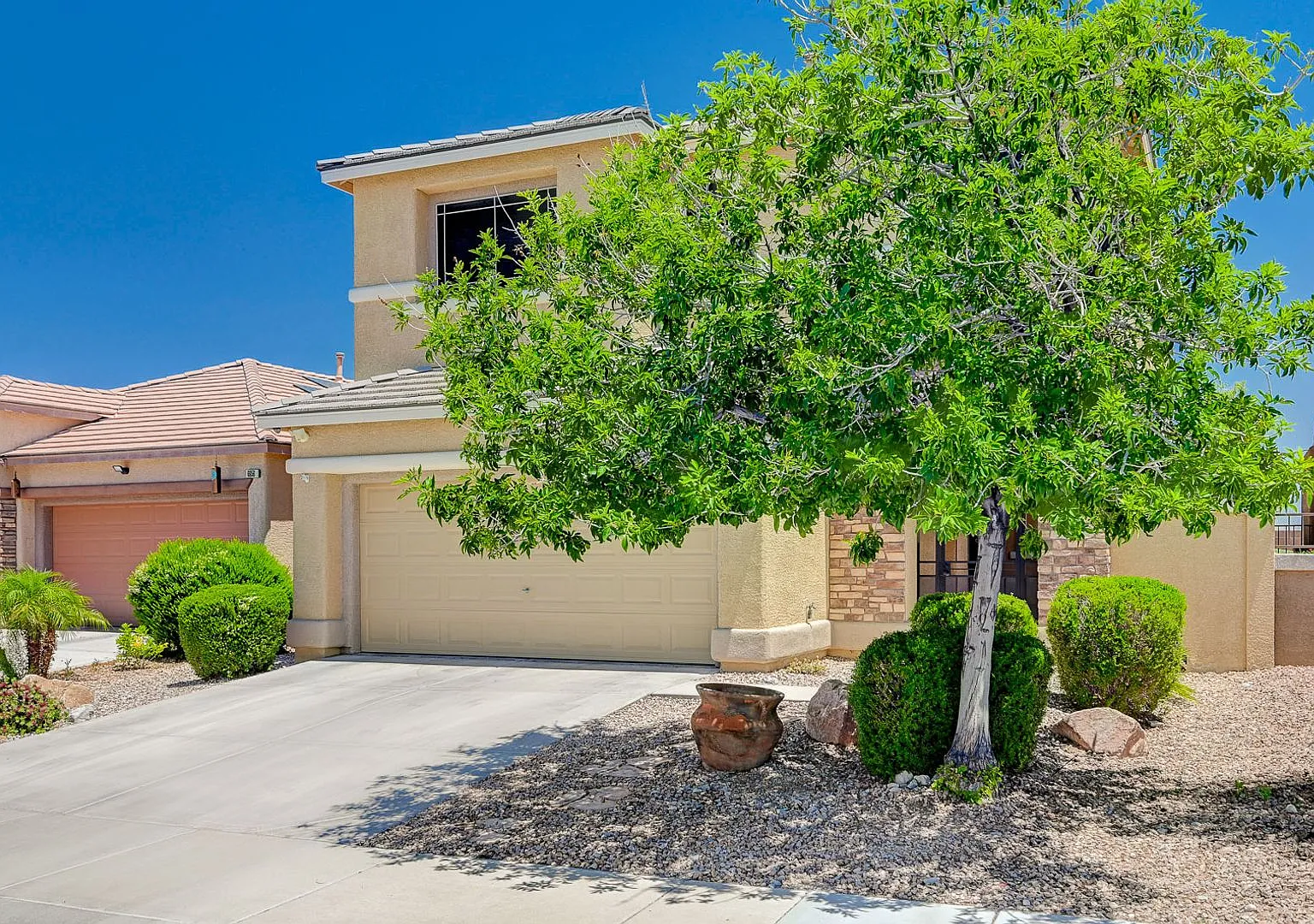 Stunning 3 bedroom in Centennial Hills with SOLAR! — Photo 4