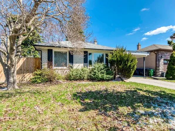 19 Vanderbrent Cres, Toronto, ON M9R 3W9