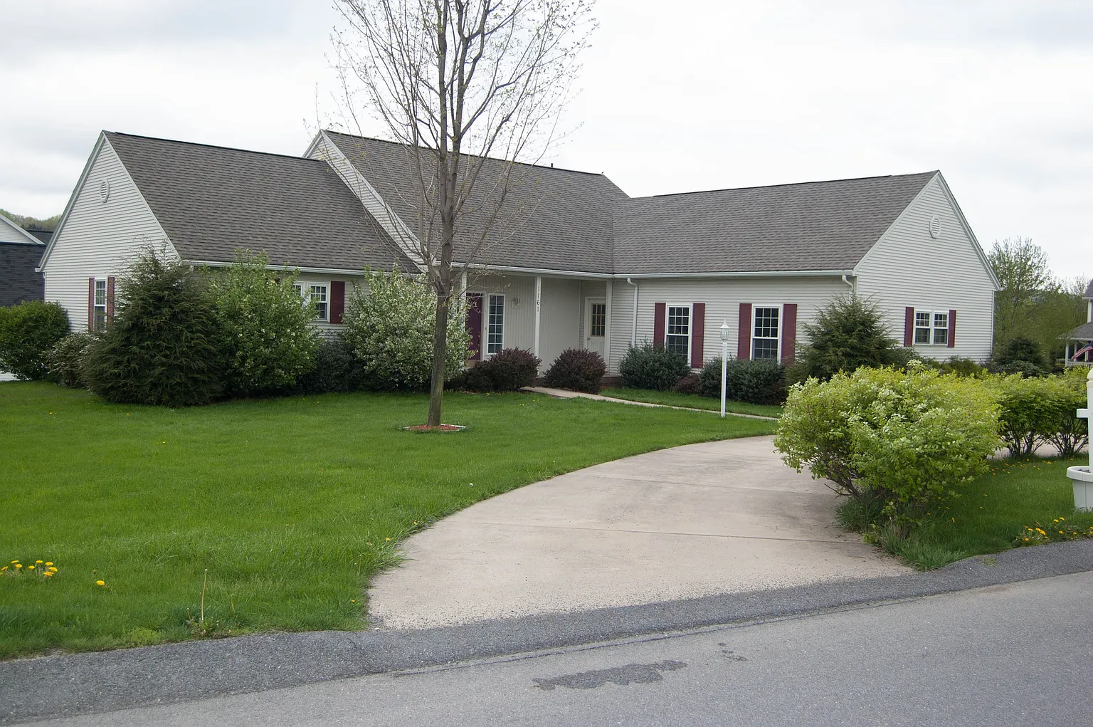 1161 Mansfield Ave photo 1