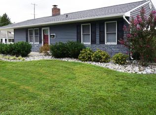 415 Stonybrook Dr, Levittown, PA 19055