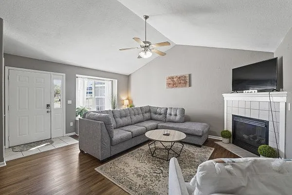 4 bed, 3.0 bath, 1142 sqft, $2,150 — Photo 3