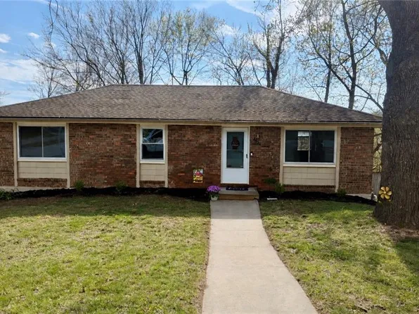 2824 Berry Ln, Independence, MO 64057