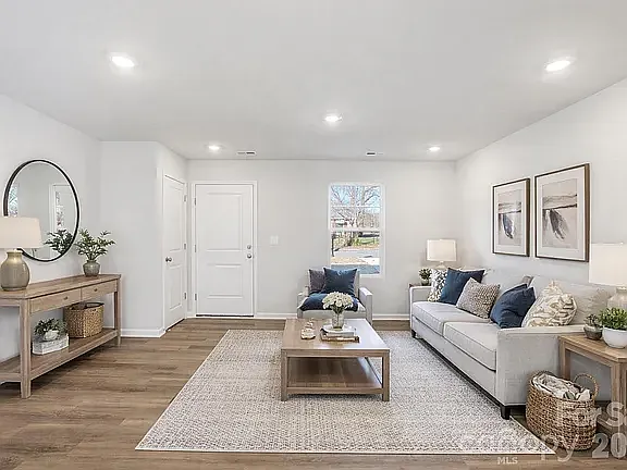 3 bed, 1210 sqft, $1,850 — Photo 2