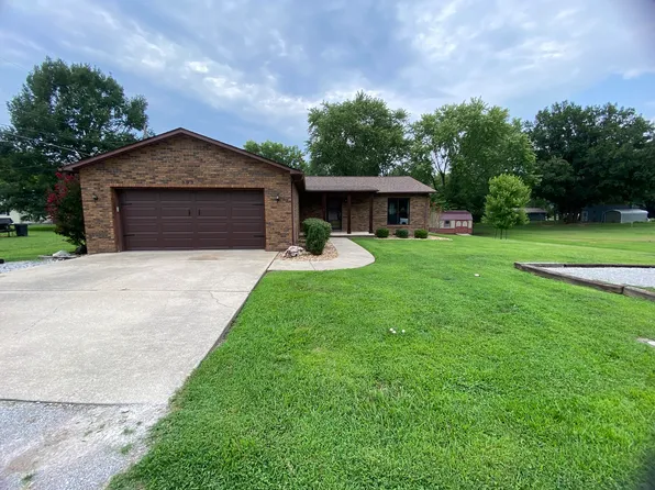 303 W Blake St, Benton, IL 62812