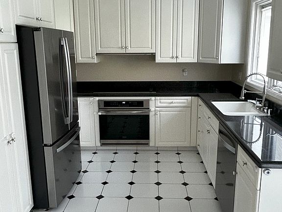 4th image of 704 Grand Ave