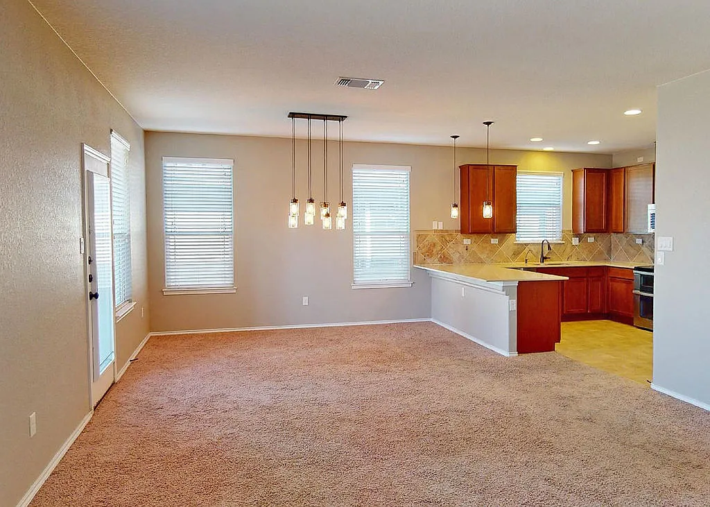4 bed, 2353 sqft, $1,895 — Photo 3