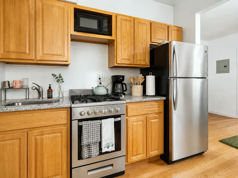 600 Macon St #2R — Photo 4
